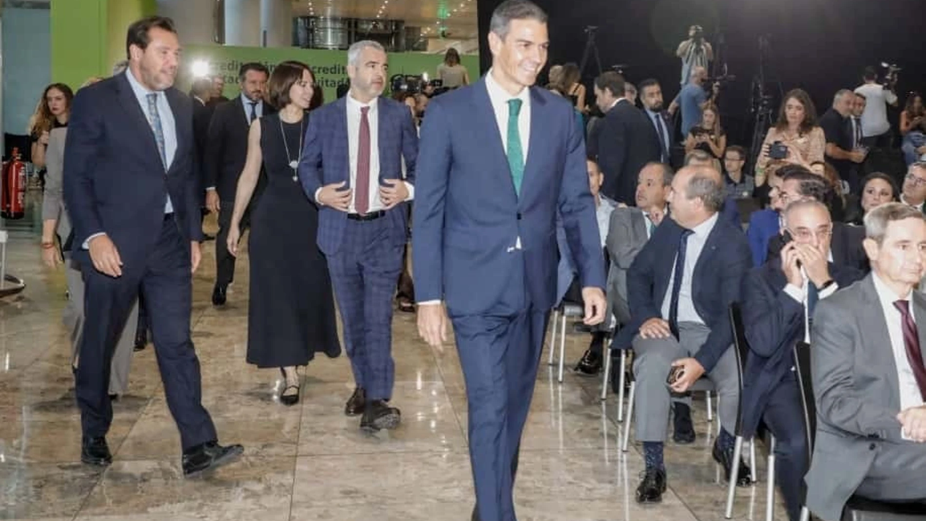 El presidente del Gobierno, Pedro Sánchez, este jueves en el aeropuerto de Alicante-Elche Miguel Hernández JOAQUÍN P. REINA / EUROPA PRESS 18/09/2025