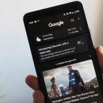 La interfaz de Google Discover con el modo oscuro en un móvil Android