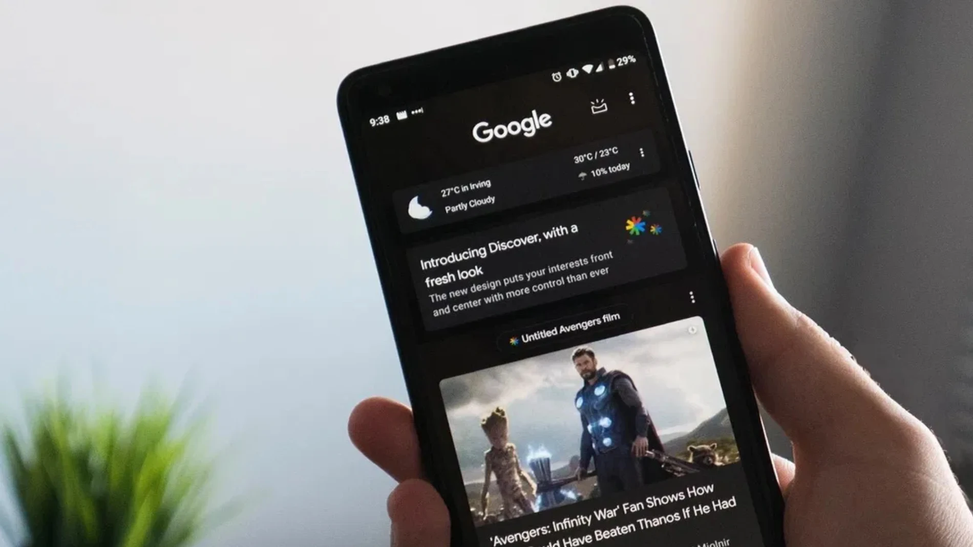 La interfaz de Google Discover con el modo oscuro en un móvil Android