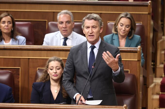 Feijóo carga contra el Gobierno por fallos en pulseras antimaltrato: "Quien pone depredadores en la calle debe dimitir"