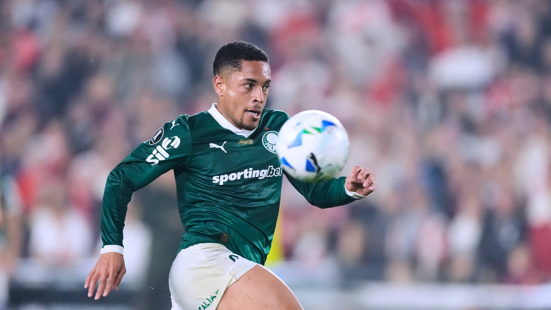 Vitor Roque of Brazil's Palmeiras views the ball during a Copa Libertadores quarterfinal soccer match against Argentina's River Plate at the Monumental stadium in Buenos Aires, Argentina, Wednesday, Sept. 17, 2025. (AP Photo/Gustavo Garello)