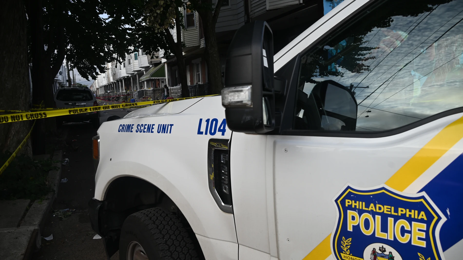 (Foto de ARCHIVO) July 7, 2025, Philadelphia, Pennsylvania, USA: Members of the Philadelphia Police Department Crime Scene Unit make photographs, search for evidence, utilize evidence markers and secure the scene where three people were killed and ten people were injured in a mass shooting on the 1500 block of S. Etting Street in Philadelphia, Pennsylvania, United States, on July 7, 2025 Europa Press/Contacto/Kyle Mazza - UNF News via CN 07/07/2025 ONLY FOR USE IN SPAIN