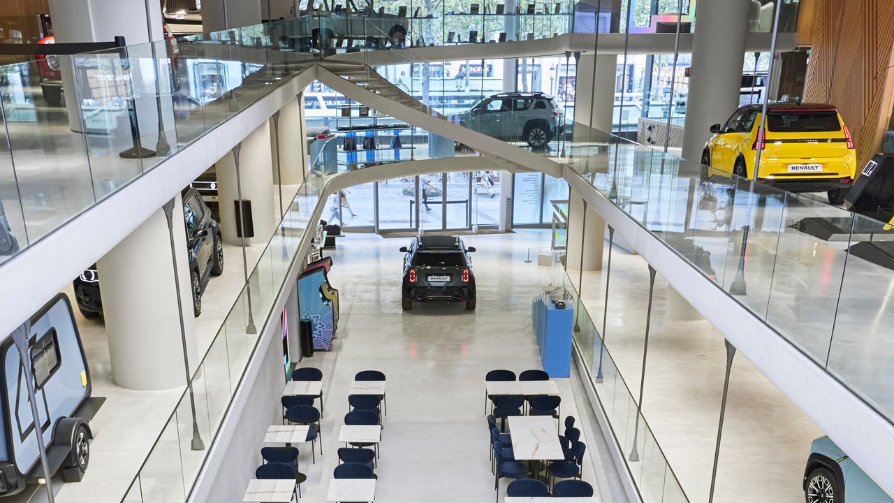 Renault vuelve a sorprender en los Campos Elíseos