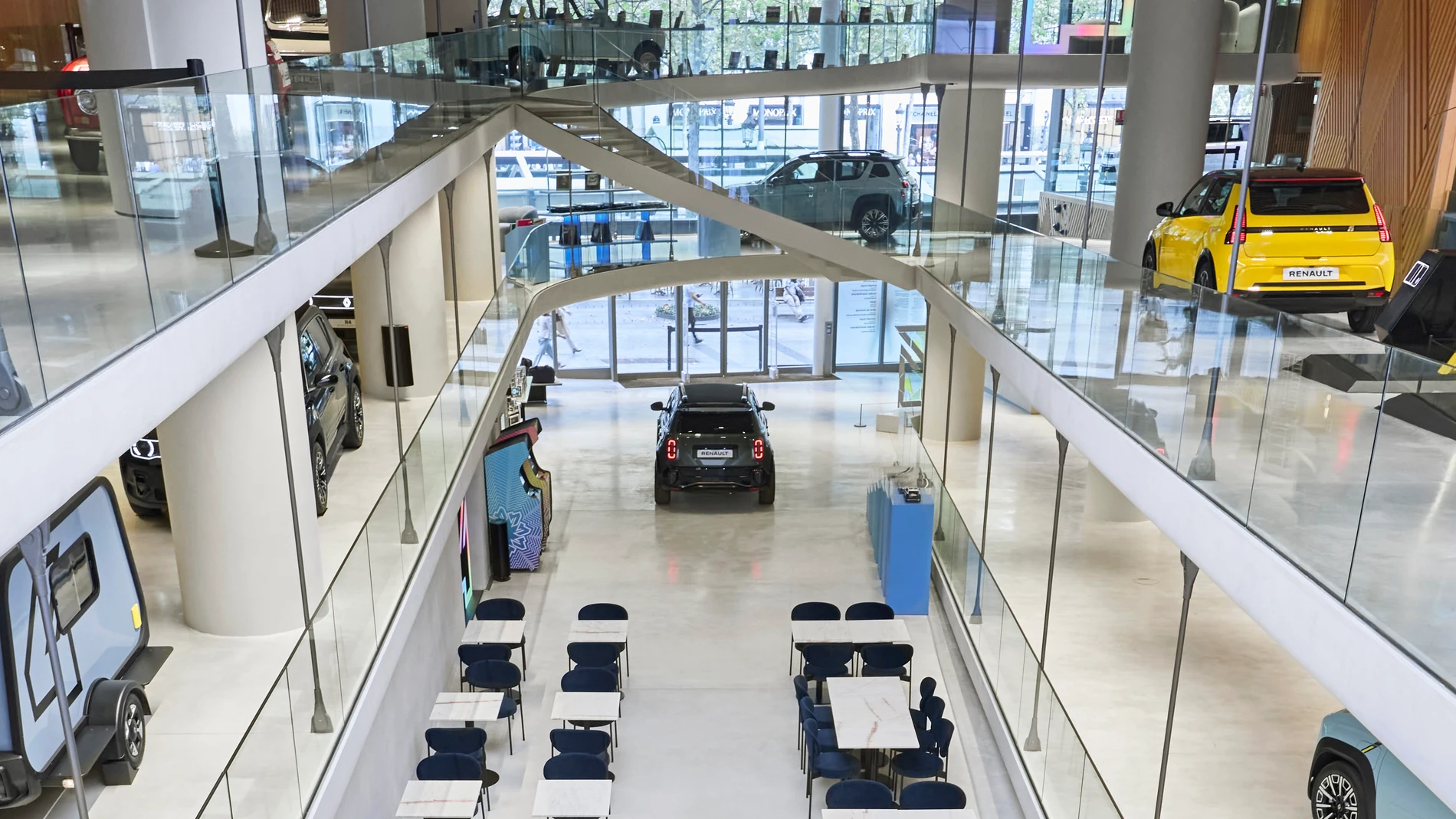 Renault vuelve a sorprender en los Campos Elíseos