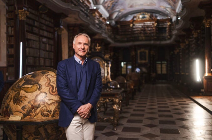 El escritor Dan Brown en la biblioteca del Clementinum de Praga
