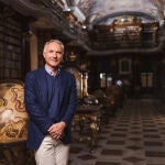 El escritor Dan Brown en la biblioteca del Clementinum de Praga