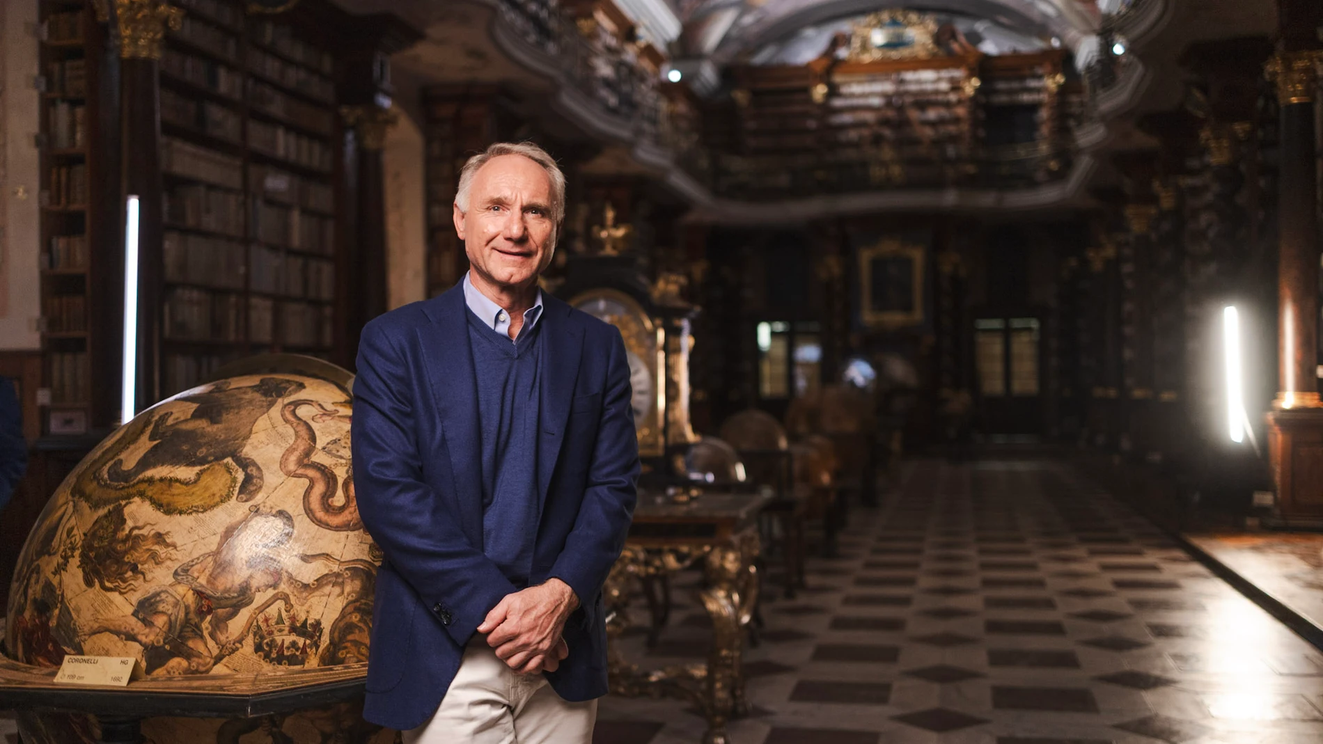 El escritor Dan Brown en la biblioteca del Clementinum de Praga