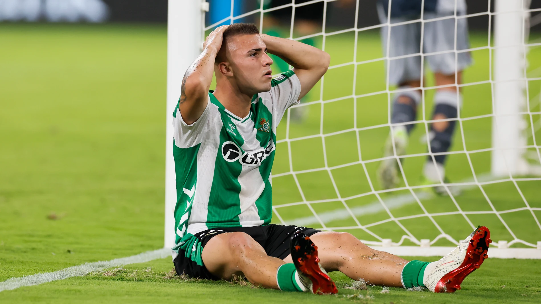 SEVILLA, 19/09/2025.- El delantero del Betis Pablo García se lamenta durante el partido de la jornada 5 de LaLiga EA Sports entre el Real Betis y la Real Sociedad, este viernes en el estadio de La Cartuja, en Sevilla. EFE/ José Manuel Vidal