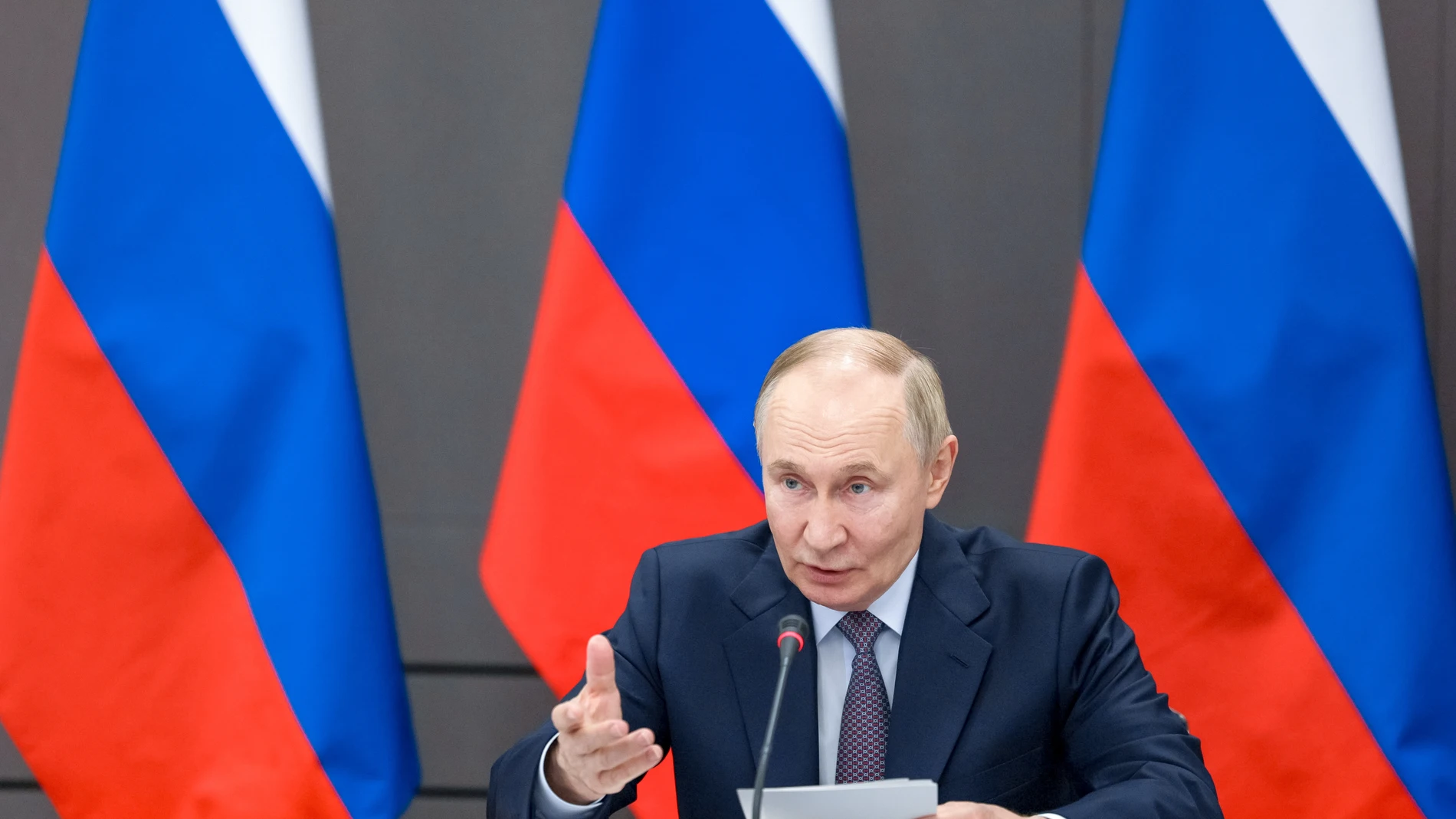 Perm (Russian Federation), 19/09/2025.- Russian President Vladimir Putin chairs a meeting of the Military-Industrial Commission at the the Motovilikha Plants defense enterprise in Perm, Russia, 19 September 2025. (Rusia) EFE/EPA/GAVRIIL GRIGOROV/SPUTNIK/KREMLIN POOL MANDATORY CREDIT