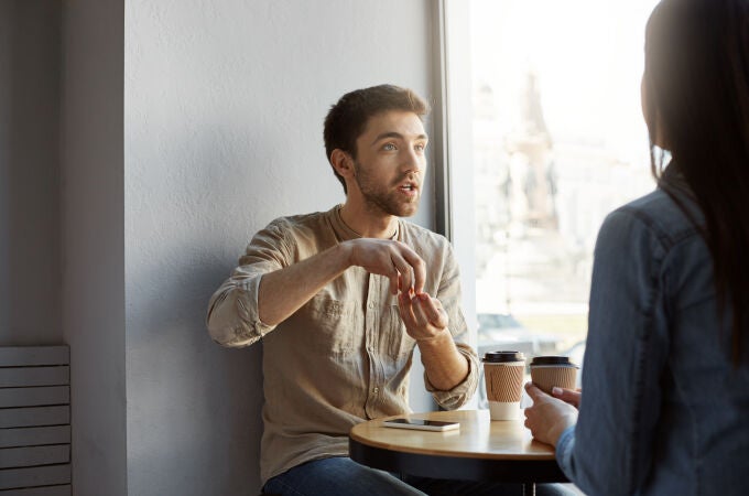 Las personas que interrumpen a quienes están hablando pueden tener dos necesidades en común