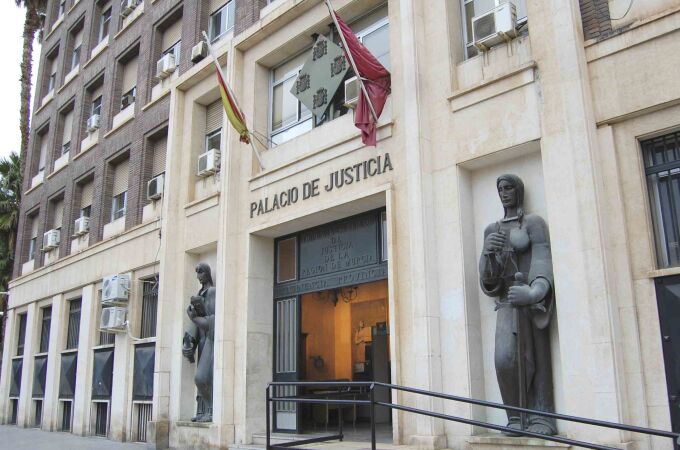 El Tribunal Superior de Justicia de Murcia ratifica el despido de un trabajador que llamó ‘zorras’ a sus compañeras alegando que les tenía alergia El Tribunal Superior de Justicia de Murcia ratifica el despido de un trabajador que llamó ‘zorras’ a sus compañeras alegando que les tenía alergia