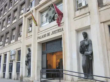 El Tribunal Superior de Justicia de Murcia ratifica el despido de un trabajador que llamó ‘zorras’ a sus compañeras alegando que les tenía alergia El Tribunal Superior de Justicia de Murcia ratifica el despido de un trabajador que llamó ‘zorras’ a sus compañeras alegando que les tenía alergia