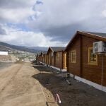 Casas prefabricadas de madera, aún vacías, para los desalojados por el volcán, en Los Llanos de Aridane, a 26 de febrero de 2022, en La Palma, Canarias, (España). Estas casas están pendientes de ser asignadas a los afectados por el volcán. Además el Instituto Canario de la Vivienda (ICAVI), ha adquirido 80 casas modulares a instancias del Ayuntamiento de Los Llanos de Aridane, se componen de dos contenedores que se unen lateralmente formando un módulo de 60 metros cuadrados con tres dormitorios, dos baños amueblados y una cocina-salón equipados. Se instalaran, en terreno del ayuntamiento, en cuanto se terminen los trabajos de urbanización de la zona; instalar saneamiento, electricidad y agua. Estas viviendas se han comprado a una empresa gallega. 27 FEBRERO 2022 Jesús Hellín / Europa Press 27/02/2022