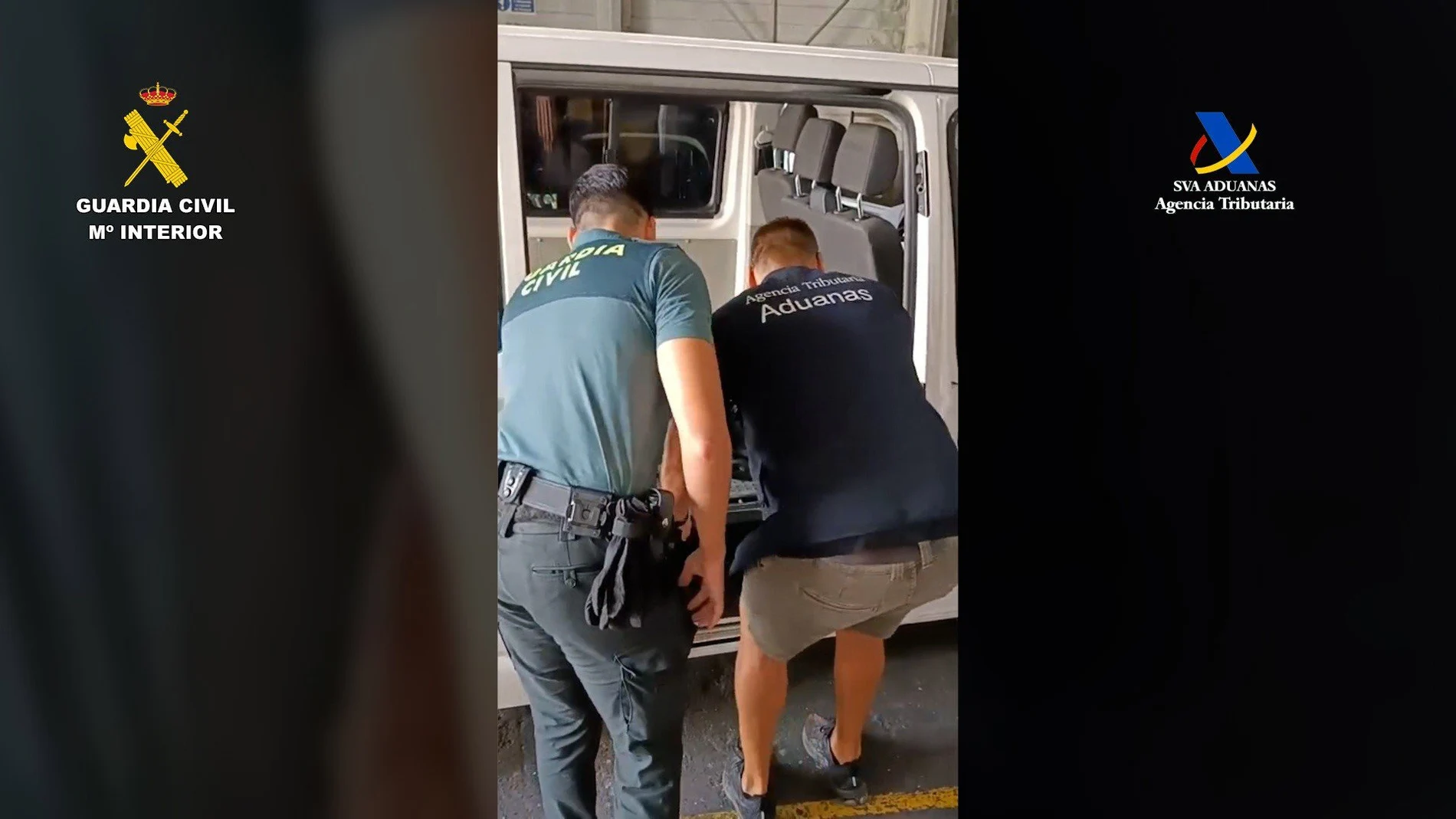 La Guardia Civil inspecciona el interior del vehículo
