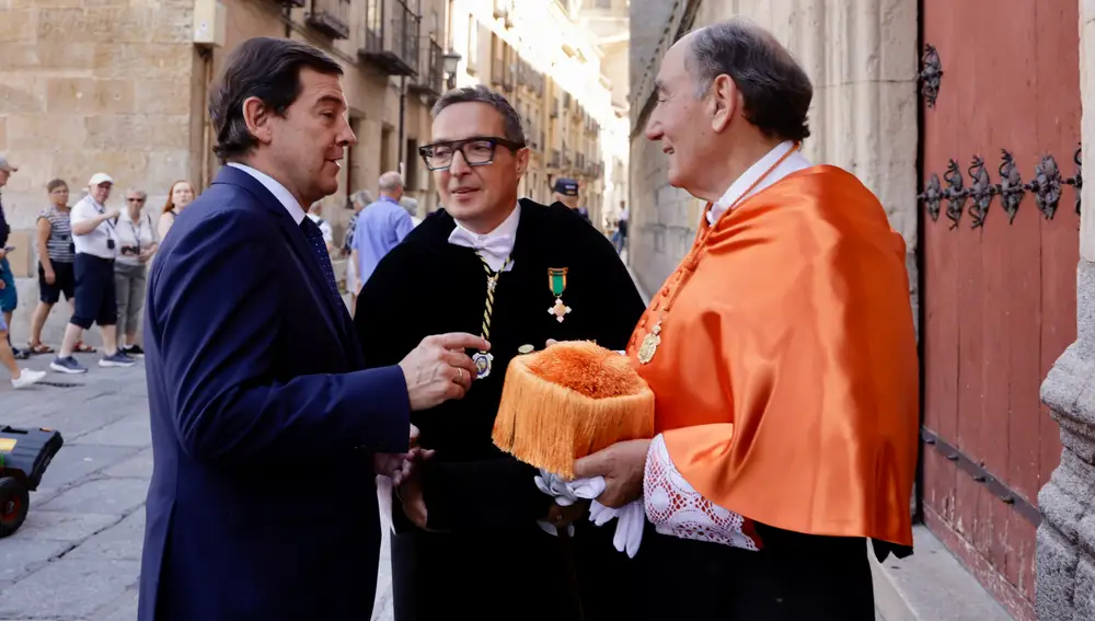 El presidente de la Junta, Alfonso Fernández Mañueco; conversa con el rector, Juan Manuel Corchado; y el presidente de Iberdrola, Ignacio Sánchez Galán