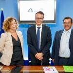 El presidente de la Federación Regional de Asociaciones de Familiares de Enfermos de Alzheimer de Castilla y León (Afacayle), Domingo Aceves Martín, acompañado por el director general de Personas Mayores, Personas con Discapacidad y Atención a la Dependencia, Eduardo García Brea, y la directora general de de Asistencia Sanitaria y Humanización, Silvia Fernández Calderón, comparecen ante los medios para exponer las principales reivindicaciones del movimiento asociativo con motivo de la celebración del Día Mundial del Alzheimer.