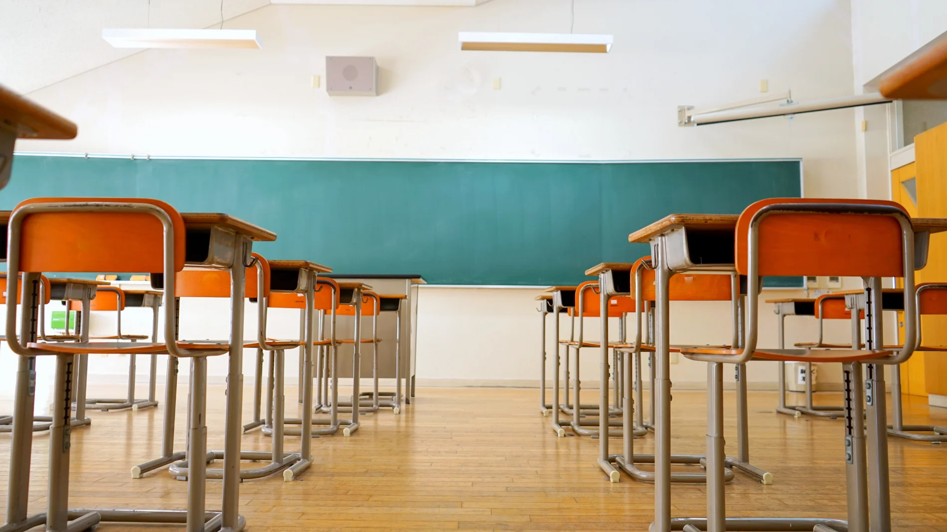 "Así no se puede": una alumna de un instituto de Alicante sufre una lipotimia por calor en un aula
