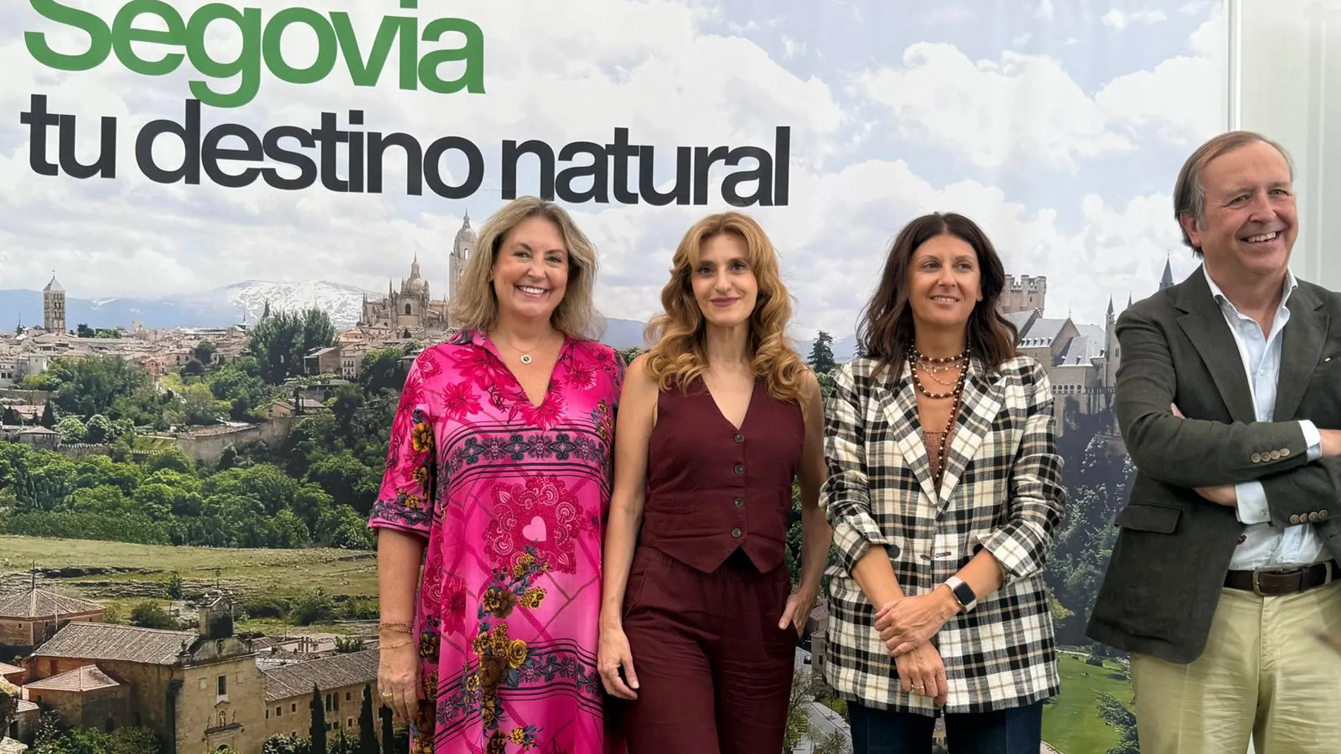 La concejala de Turismo., Innovación y Digitalización y promoción Económica, May Escobar; la viceconsejera Mar Sancho; la delegada territorial, Raquel Alonso; y el director de Turismo, Ángel González Pieras, inauguran la feria
