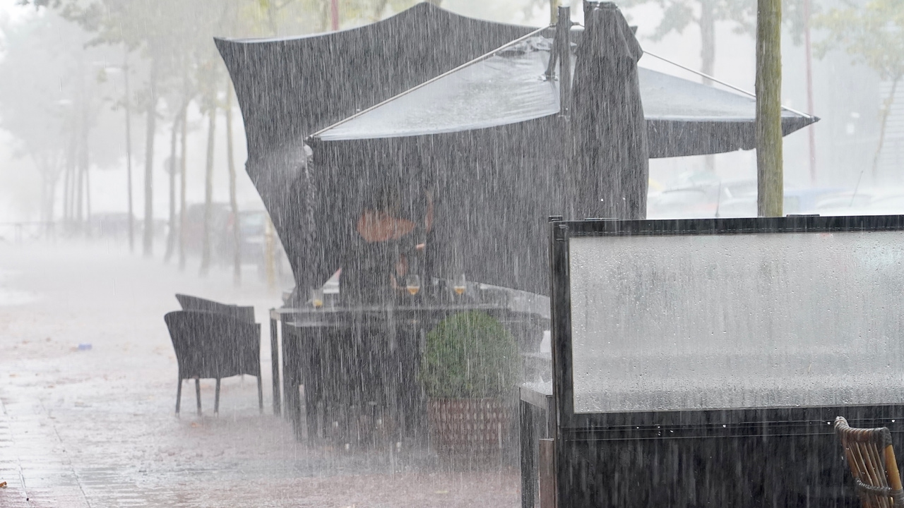 Espectacular tormenta de lluvia y granizo en Valladolid que obliga a cortar calles y provoca inundaciones