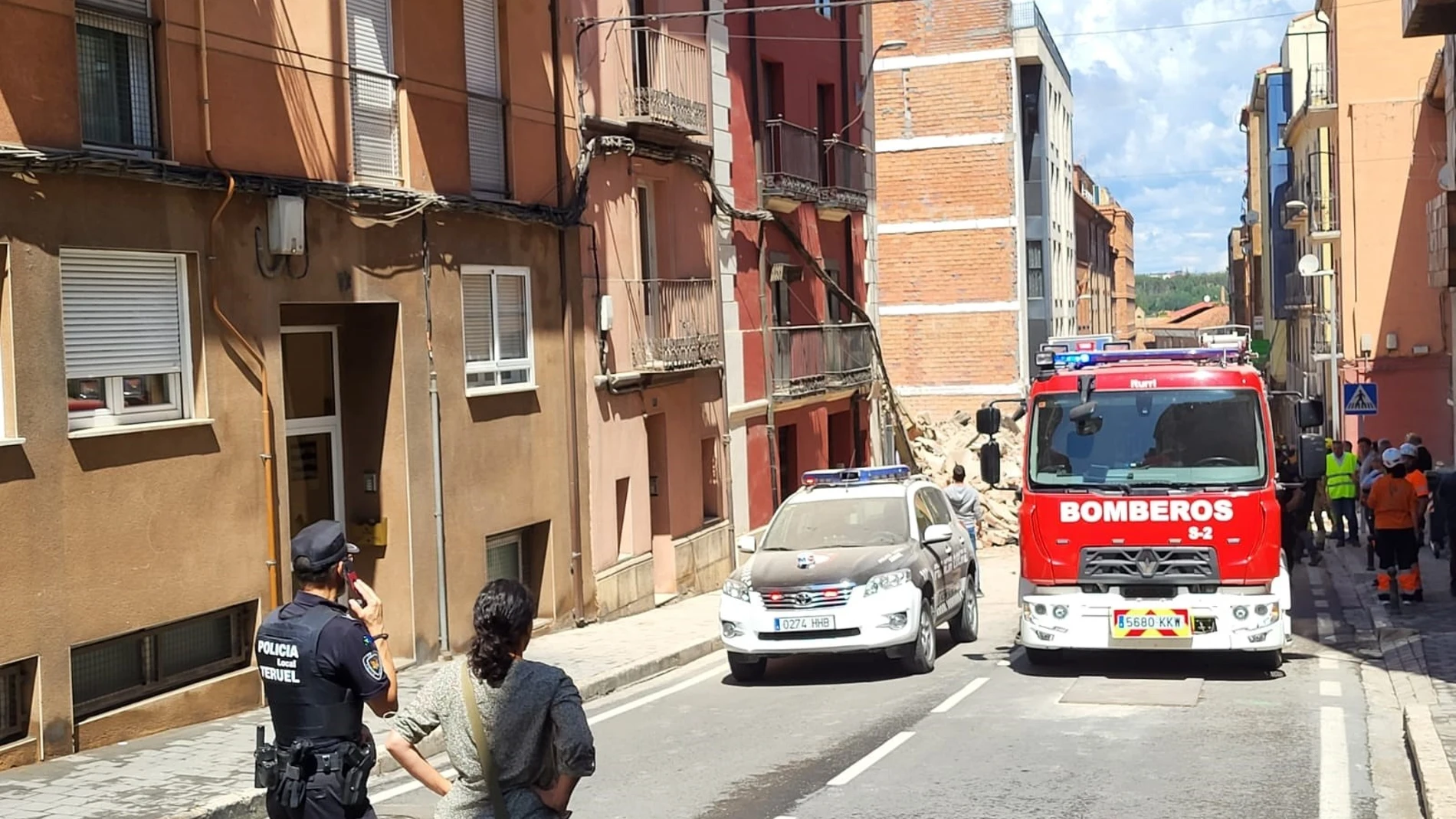 (Foto de ARCHIVO) Al fondo, a la izquierda, el solar donde se ha producido el derrumbe total de un edificio en Teruel. REMITIDA / HANDOUT por BOMBEROS DPT Fotografía remitida a medios de comunicación exclusivamente para ilustrar la noticia a la que hace referencia la imagen, y citando la procedencia de la imagen en la firma 13/06/2023