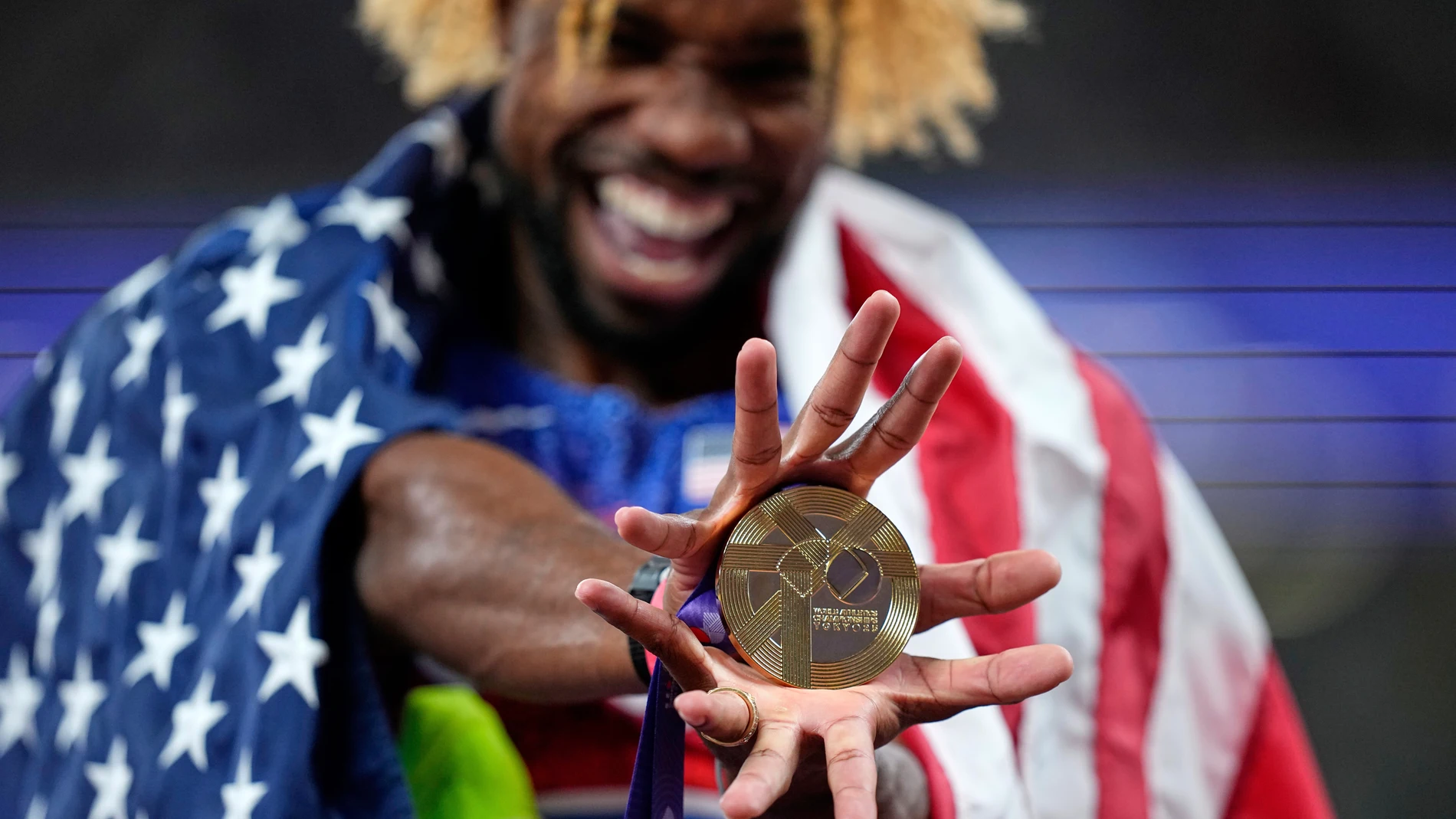United States' Noah Lyles celebrates after winning the gold in the men's 200 meters final at the World Athletics Championships in Tokyo, Friday, Sept. 19, 2025. (AP Photo/Petr David Josek)