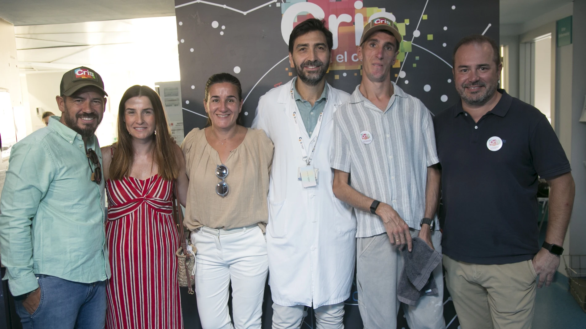 Álex Roca, junto al doctor Antonio Pérez y algunos padres