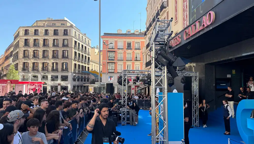El público expectante mucho antes de que llegasen las caras más reconocidas
