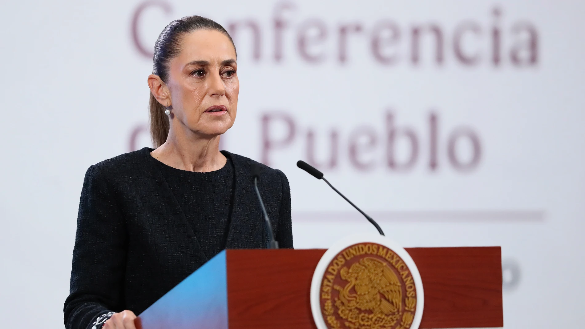 MEX3211. CIUDAD DE MÉXICO (MÉXICO), 19/09/2025.- La presidenta de México, Claudia Sheinbaum, habla en una rueda de prensa este viernes, en el Palacio Nacional de Ciudad de México (México). EFE/Mario Guzmán