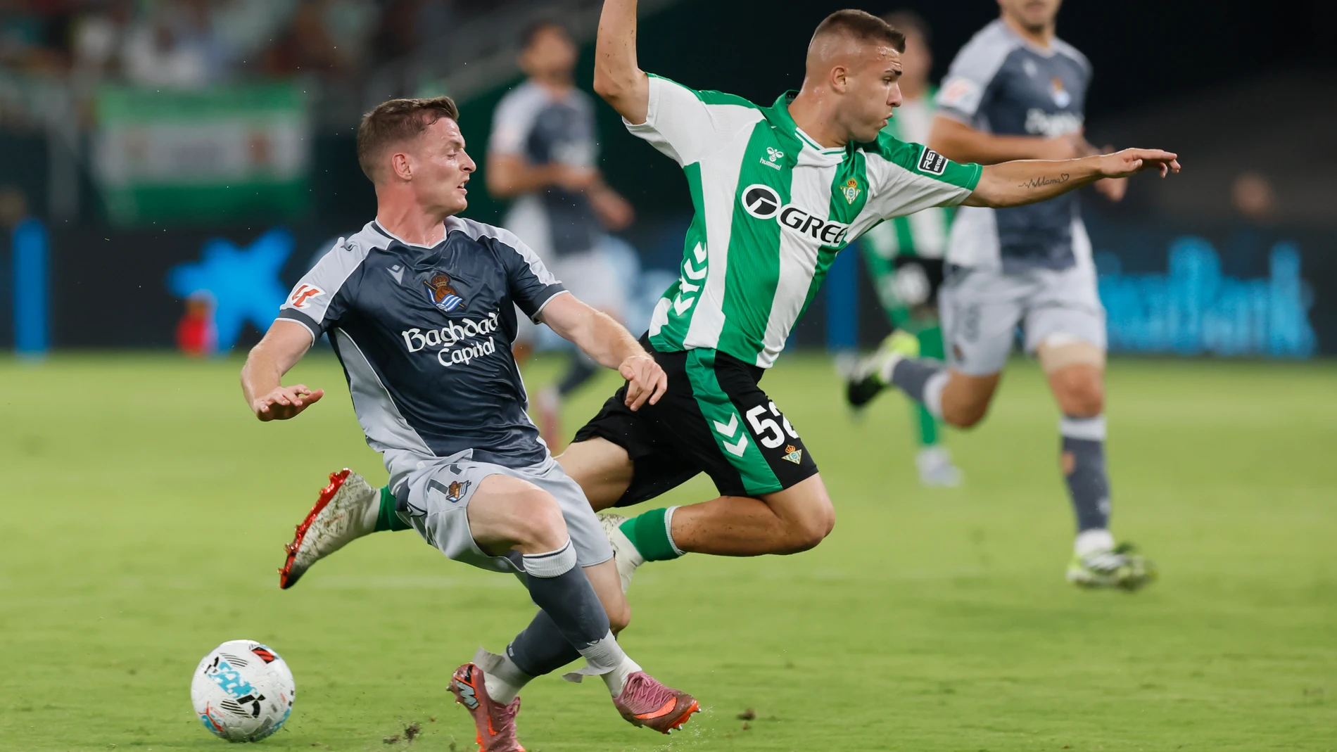 SEVILLA, 19/09/2025.- El delantero del Betis Pablo García (d) lucha con Sergio Gómez, de la Real Sociedad, durante el partido de la jornada 5 de LaLiga EA Sports entre el Real Betis y la Real Sociedad, este viernes en el estadio de La Cartuja, en Sevilla. EFE/ José Manuel Vidal