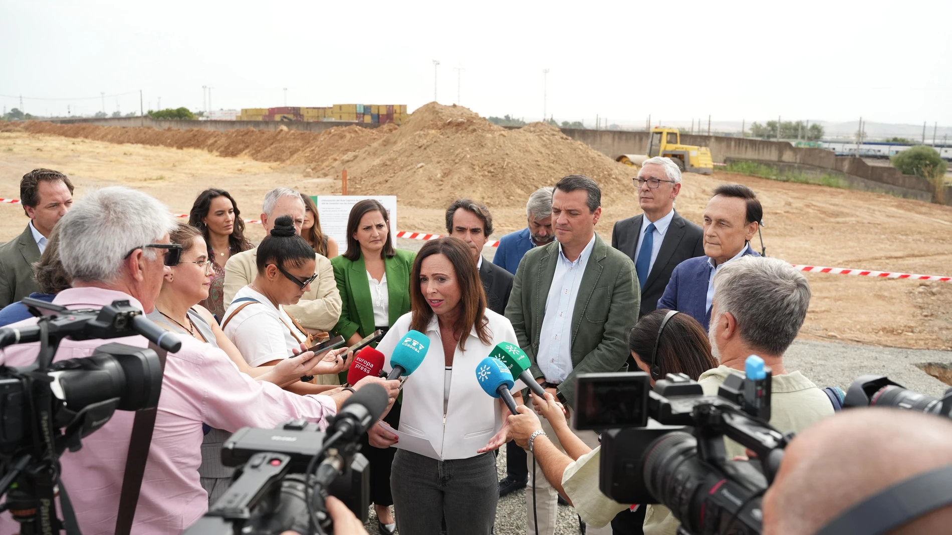 Rocío Díaz atiende a los periodistas, junto a José María Bellido y José Carlos Gómez Villamandos (dcha.), entre otras autoridades, en nueva zona de expansión del Área Logística de Córdoba.GUILLERMO MORALES/EUROPA PRESS19/09/2025