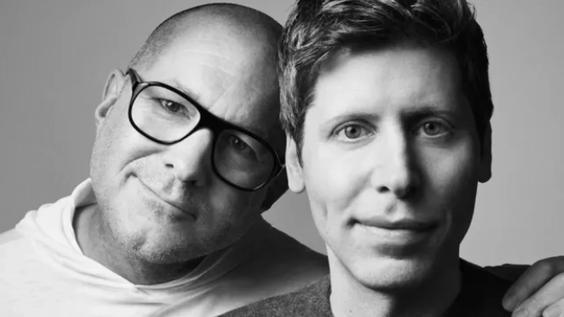 Jony Ive junto a Sam Altman tras el anuncio de la asociación de io Products con OpenAI.