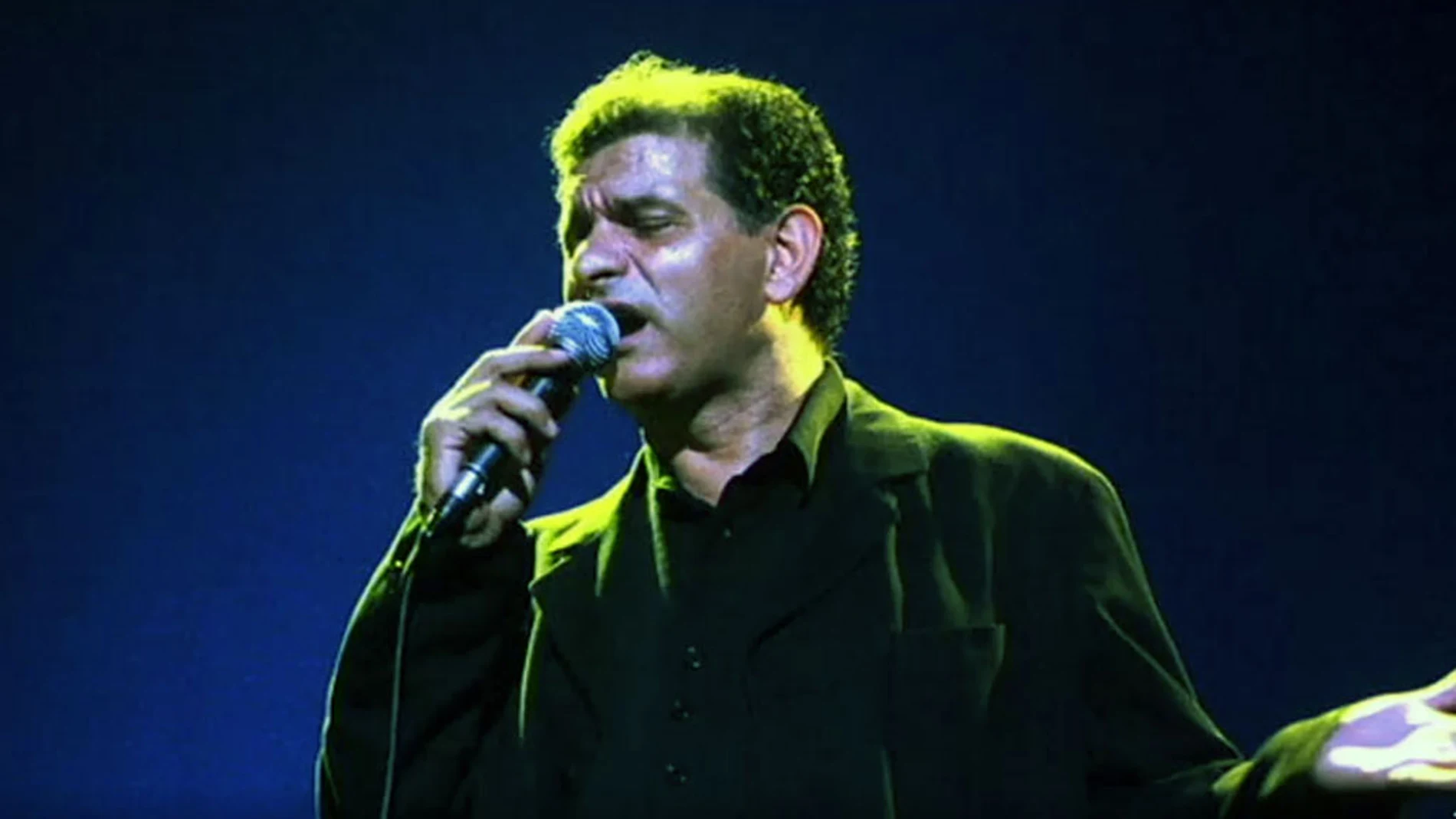 Carlos Cano canta durante un concierto