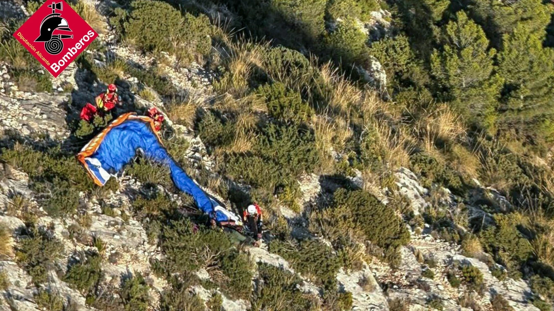 Rescatan en helicóptero a un hombre herido al caer con su parapente en Ibi REMITIDA / HANDOUT por CONSORCIO PROVINCIAL DE BOMBEROS DE ALICANTE Fotografía remitida a medios de comunicación exclusivamente para ilustrar la noticia a la que hace referencia la imagen, y citando la procedencia de la imagen en la firma 20/09/2025