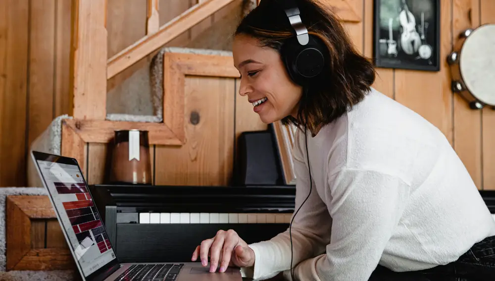 Qué significa escuchar música mientras trabajas, según la neurociencia