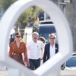 Bárbara Lennie, Alberto Rodríguez y Antonio de la Torre durante su llegada a Donosti