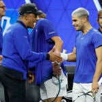 Alcaraz saluda a Yannick Noah, capitán de Europa en la Laver Cup