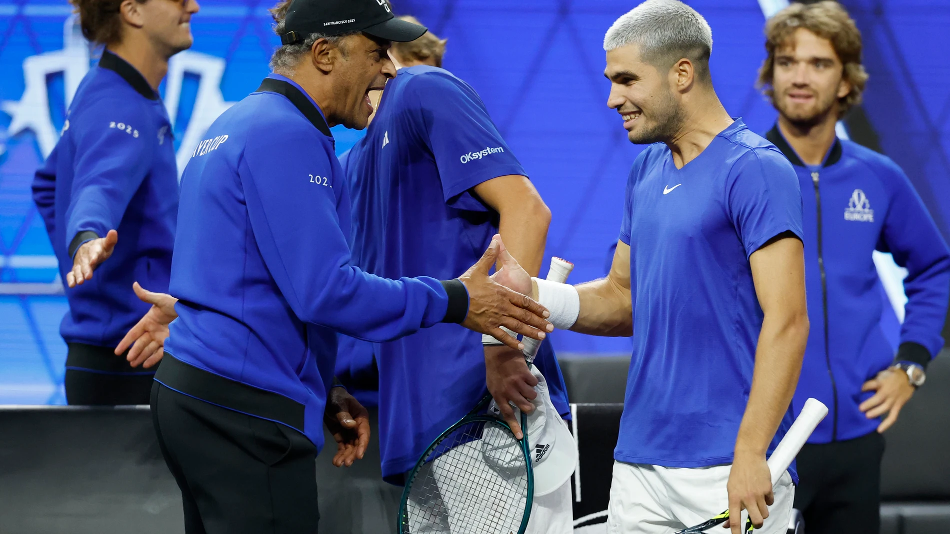 Alcaraz saluda a Yannick Noah, capitán de Europa en la Laver Cup