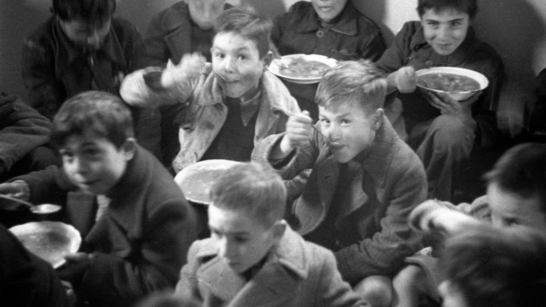 Comida navideña para niños pobres en el barrio de Doña Carlota en Madrid en 1941