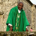 El cura de Camerún que conquista a los gallegos: "Me encanta el pulpo"