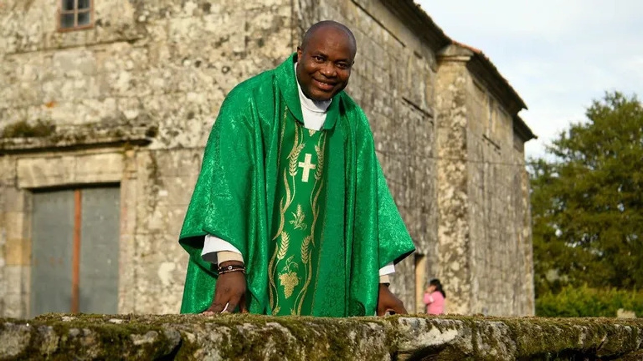 El cura de Camerún que conquista a los gallegos: "Me encanta el pulpo"