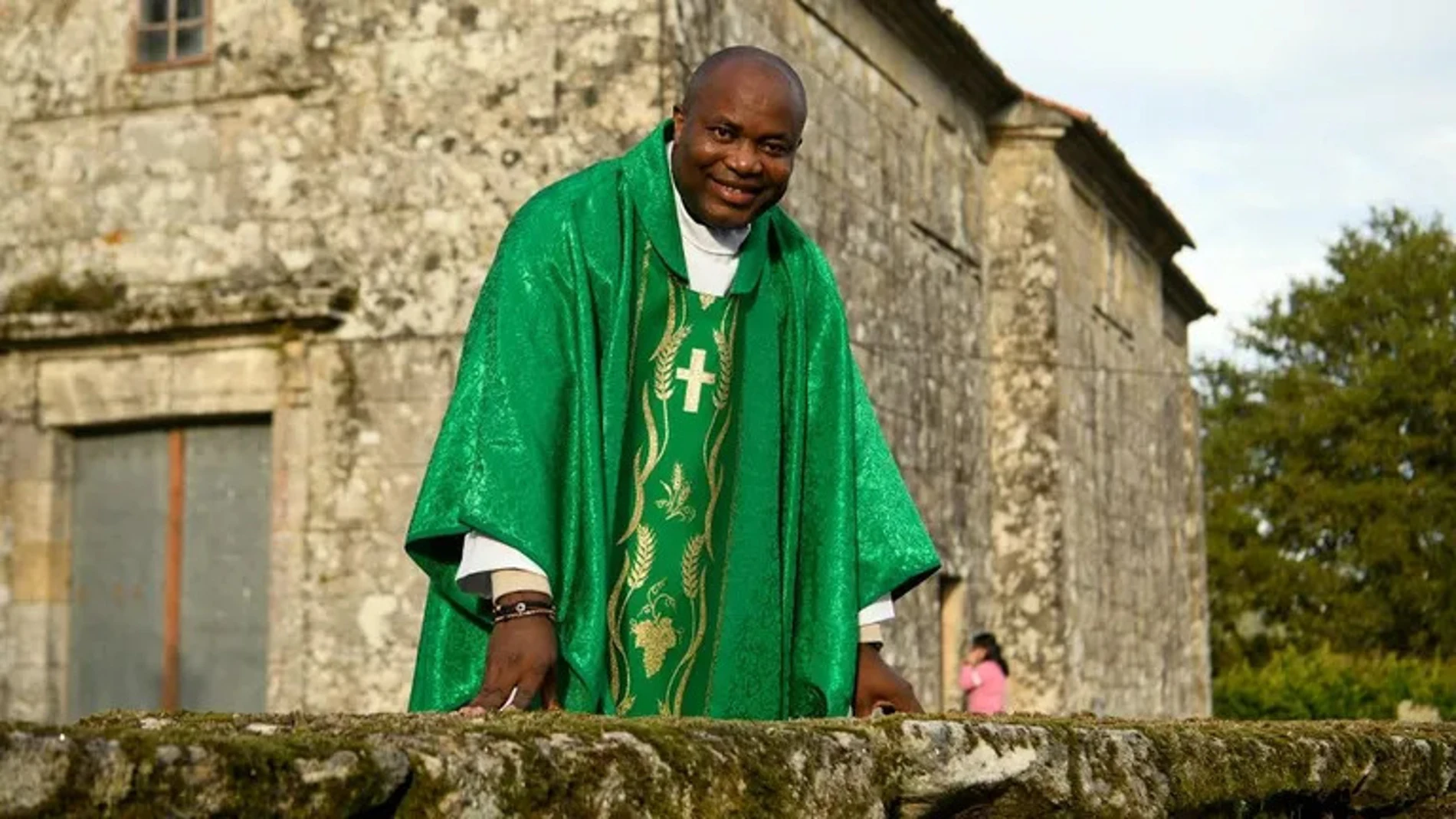 El cura de Camerún que conquista a los gallegos: "Me encanta el pulpo"