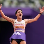 María Pérez, al cruzar la línea de meta de los 20 kilómetros marcha