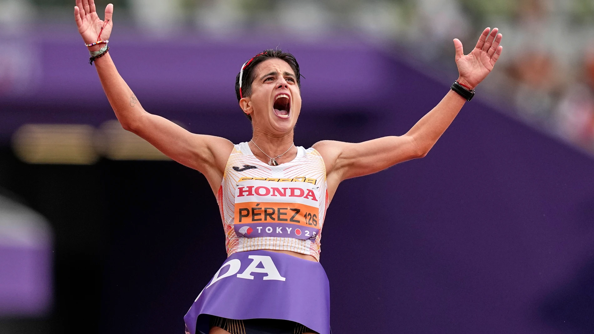 María Pérez, al cruzar la línea de meta de los 20 kilómetros marcha