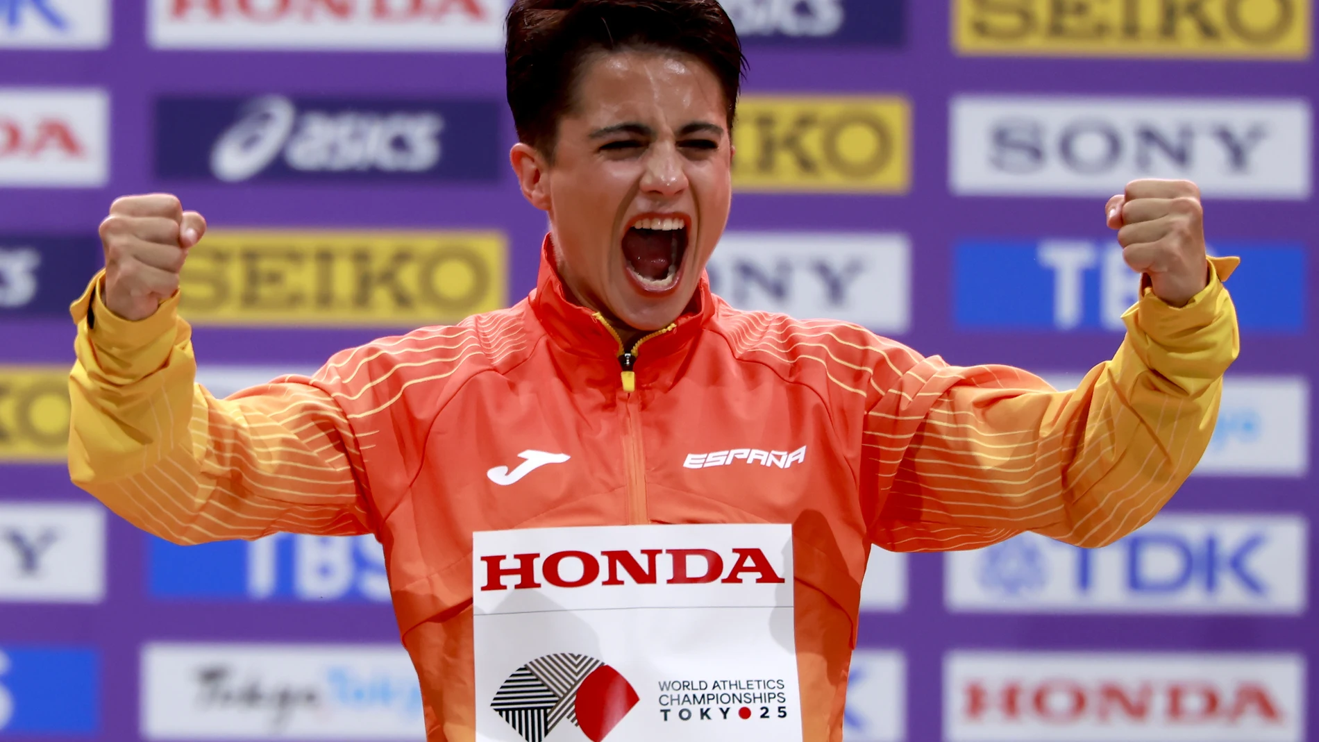 María Pérez, en el podio de los Mundiales de atletismo de Tokio