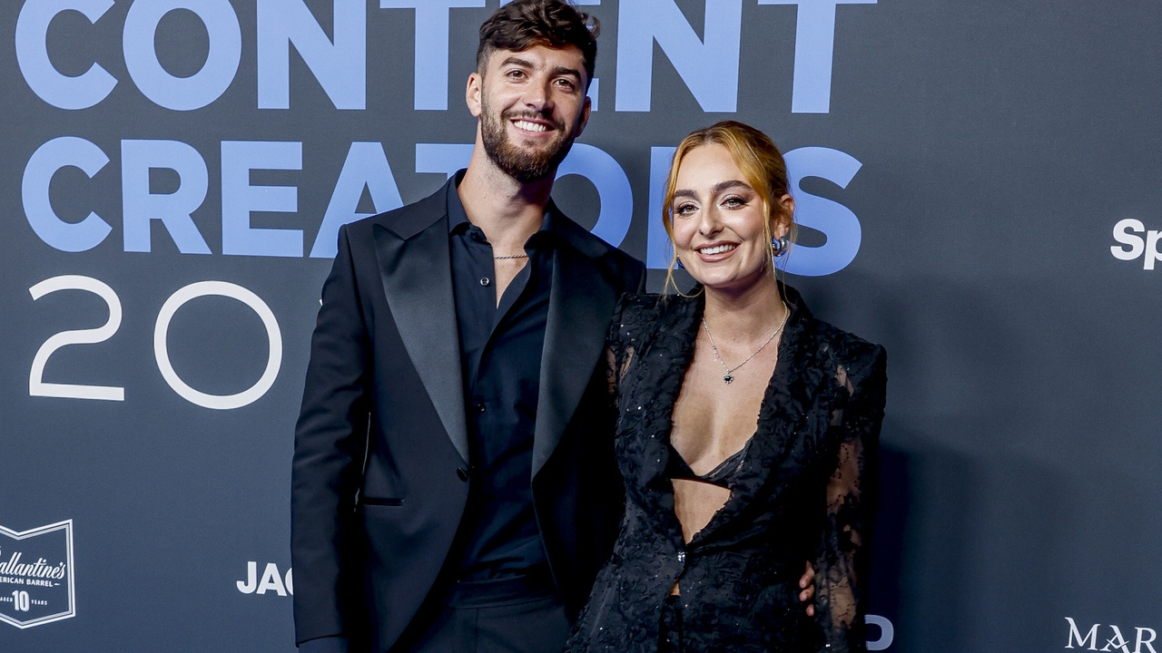 Así es el vestido de novia minimalista de Natalia Palacios en su boda en Málaga: de firma española y con un velo de cuento