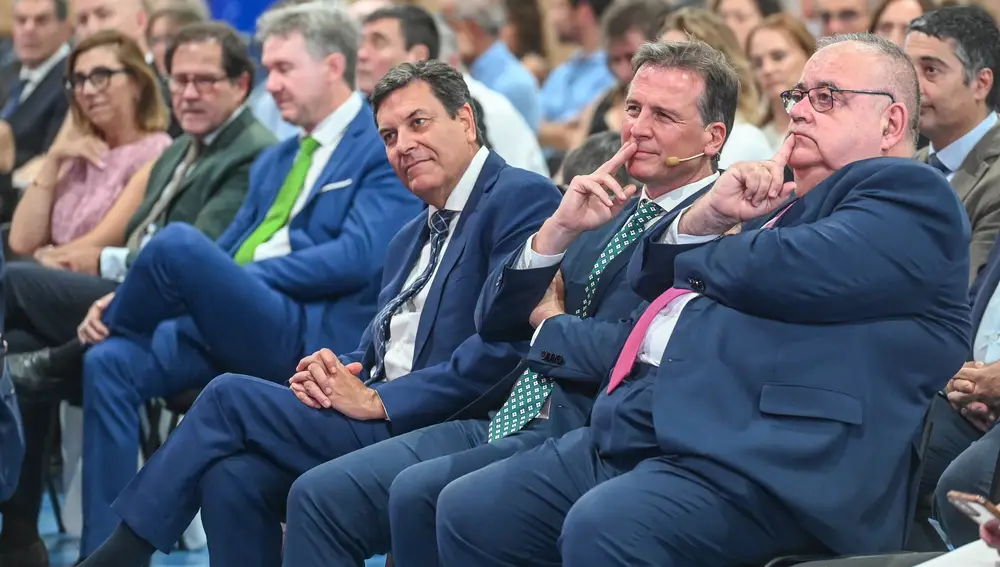 El presidente de la Diputación de Burgos, Borja Suárez, junto a los consejeros Carlos Fernández Carriedo y Alejandro Vázqquez