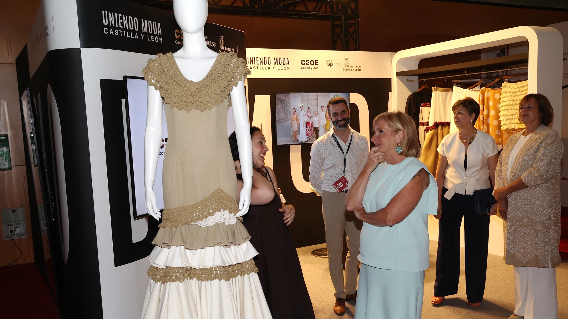 La consejera de Industria, Comercio y Empleo, Leticia García, visita el expositor de Castilla y León en la Mercedes-Benz Fashion Week