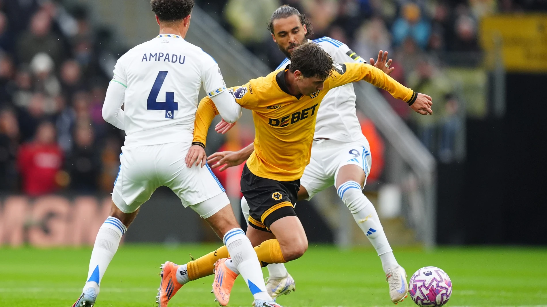 20 September 2025, United Kingdom, --: Wolverhampton Wanderers' Fer Lopez (L) is tackled by Leeds United's Ethan Ampadu (L) and Leeds United's Dominic Calvert-Lewin during the English Premier League soccer match between Wolverhampton Wanderers and Leeds United at Molineux Stadium. Photo: David Davies/PA Wire/dpa 20/09/2025 ONLY FOR USE IN SPAIN