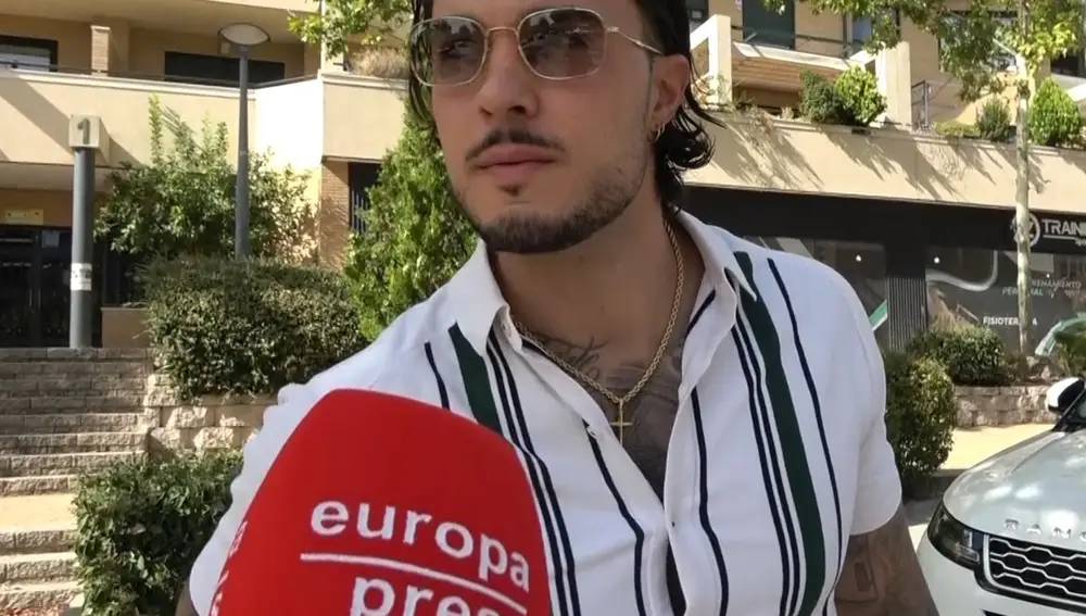 Carlo Costanzia, serio y parco en palabras al preguntarle por el famoso posado