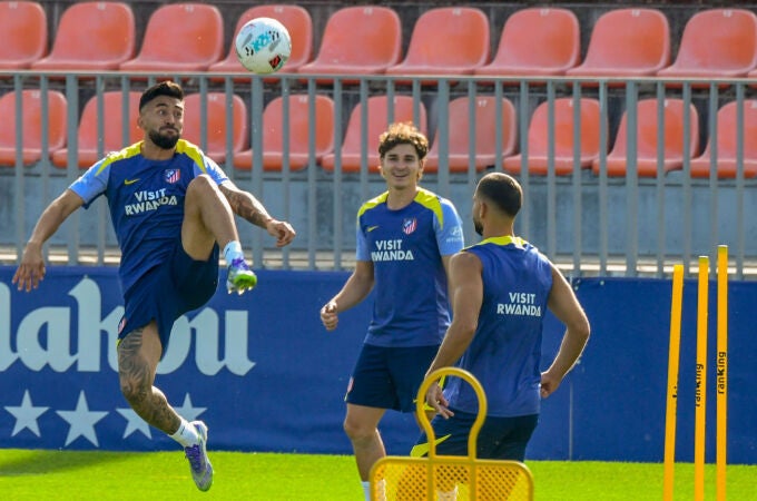 Nico González y Julián Álvarez, en el último entrenamiento del Atlético